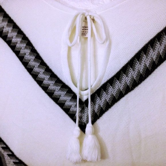 Free PeopleX Knitwear Poncho One Size Fringe Tassels Aztec Geometric White Black - Picture 3 of 11